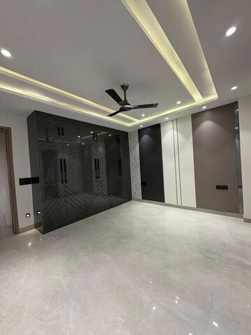 Building Lobby in 4 BHK Builder Floor at Shree Vardhman Nature Valley, Sector 70 – for Sale