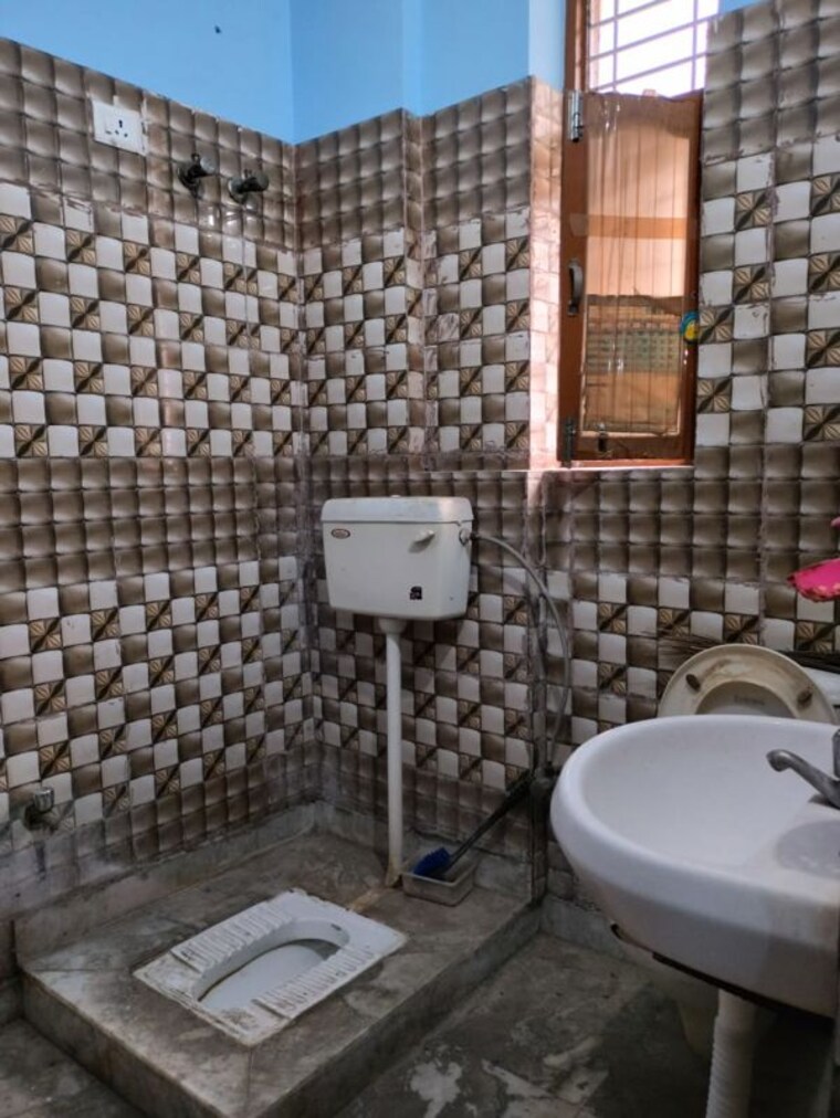 Bathroom, new colony 2 Bedroom 1000 Sq.Ft. Independent House In New Colony Gurgaon 9847683