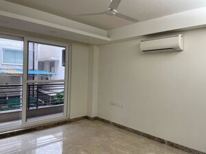 Room in 3 BHK Builder Floor at Navjeevan Vihar – for Rent