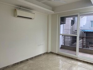 Room in 3 BHK Builder Floor at Navjeevan Vihar – for Rent