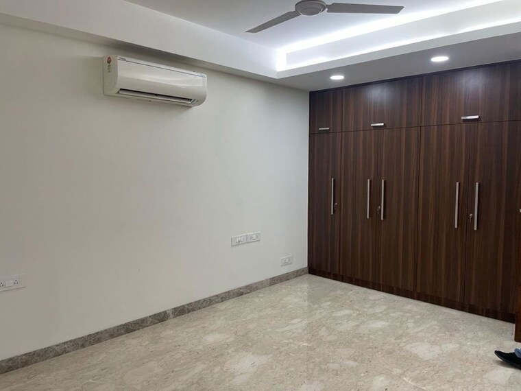 Room, navjeevan vihar 3 Bedroom 250 Sq.Yd. Builder Floor In Navjeevan Vihar Delhi 9847718