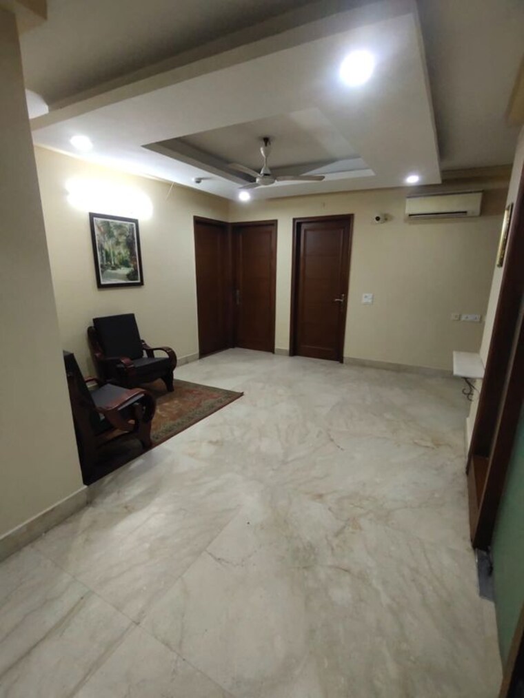 Room, south extension i 4 Bedroom 300 Sq.Yd. Builder Floor In South Extension I Delhi 9847722