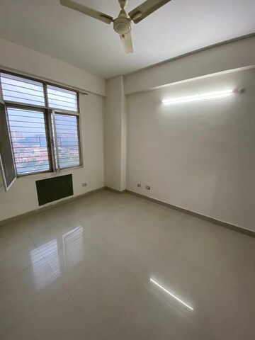 Room in 3 BHK Apartment at Eldeco Green Meadows, Pi Greater Noida – for Rent