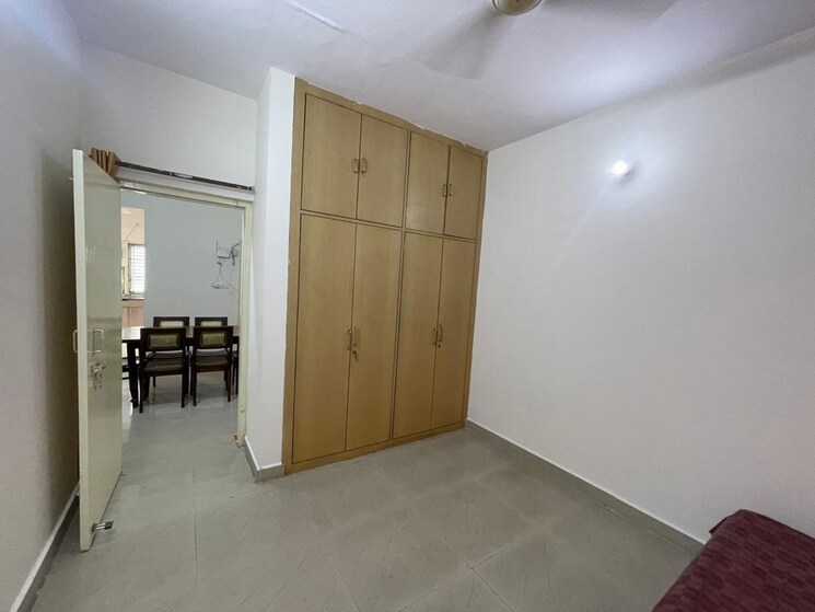 Room, gomti nagar 3 Bedroom 1500 Sq.Ft. Apartment In Gomti Nagar Lucknow 9847831
