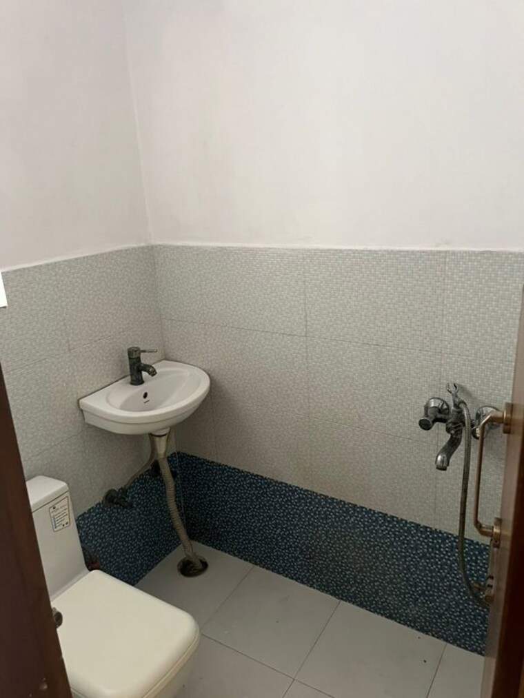 Bathroom, varun-enclave 3 Bedroom 1500 Sq.Ft. Apartment In Sector 28 Noida 9847016