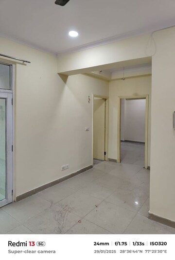 Room in 2.5 BHK Apartment at Gaur City 5th Avenue, Sector 4 Greater Noida – for Rent