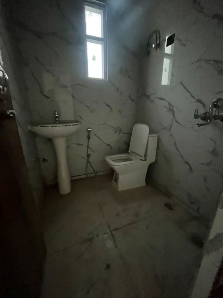 Bathroom, bisrakh jalalpur 2 Bedroom 1010 Sq.Ft. Builder Floor In Bisrakh Jalalpur Greater Noida 9847896