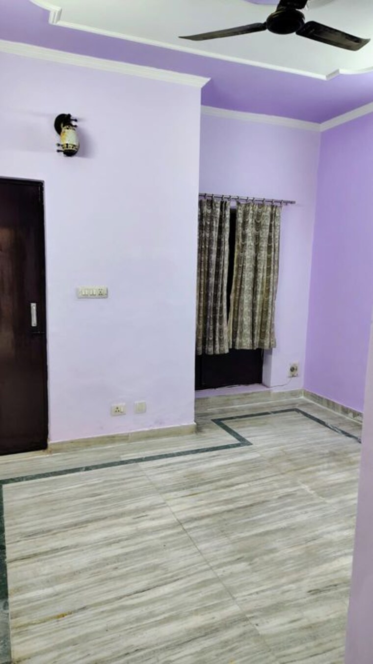 Room, shatabdi-vihar 2 Bedroom 950 Sq.Ft. Apartment In Sector 52 Noida 9847920
