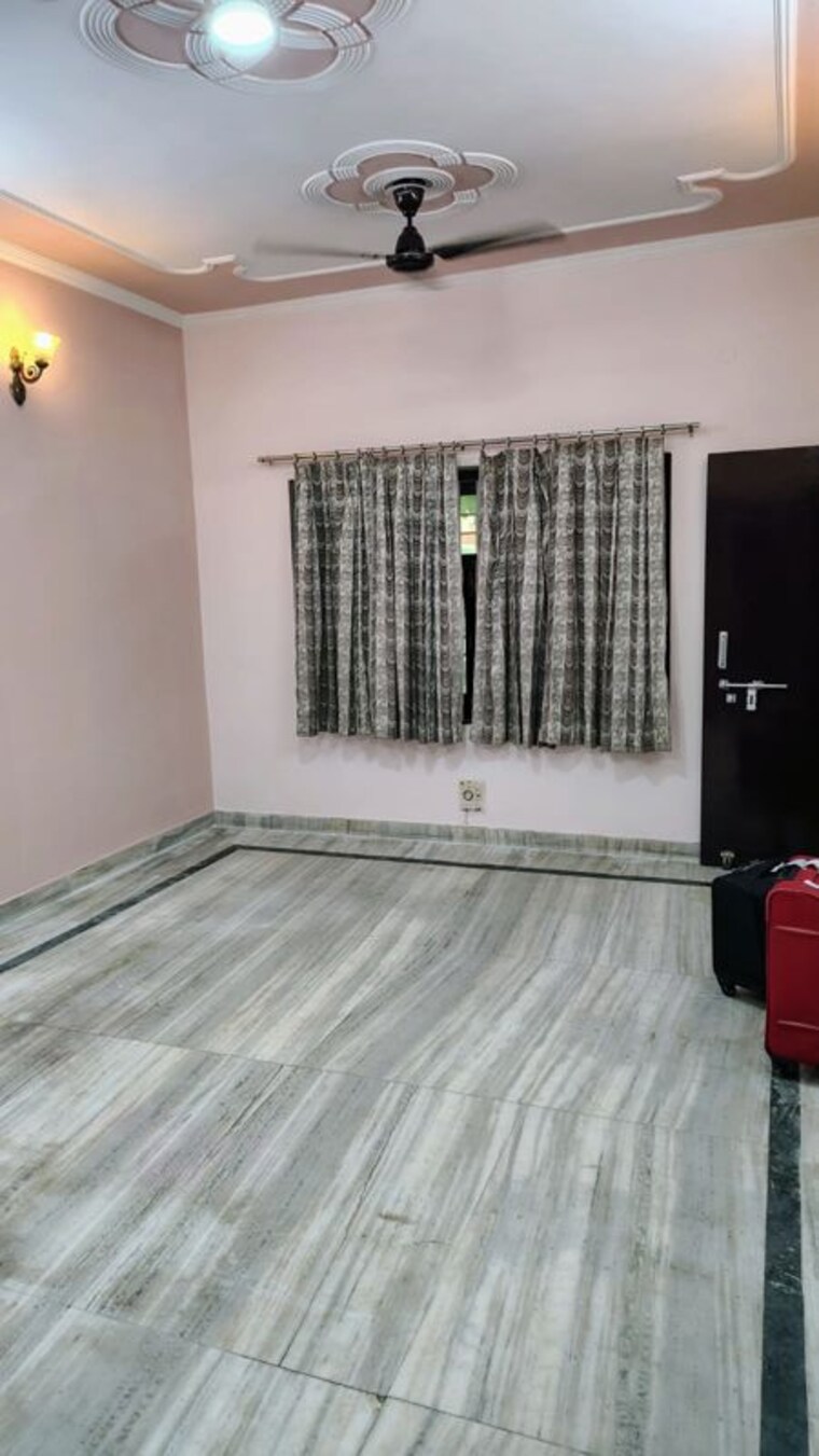 Room, shatabdi-vihar 2 Bedroom 950 Sq.Ft. Apartment In Sector 52 Noida 9847920