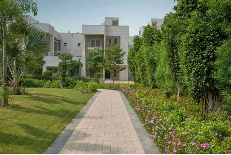 Garden, sobha-international-city-presidential-villa 4 Bedroom 270 Sq.Yd. Villa In Sector 109 Gurgaon 9589545