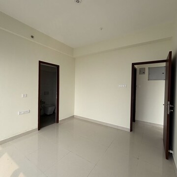 Room in 2 BHK Apartment at Dynamix Divum, Riddhi Gardens – for Rent