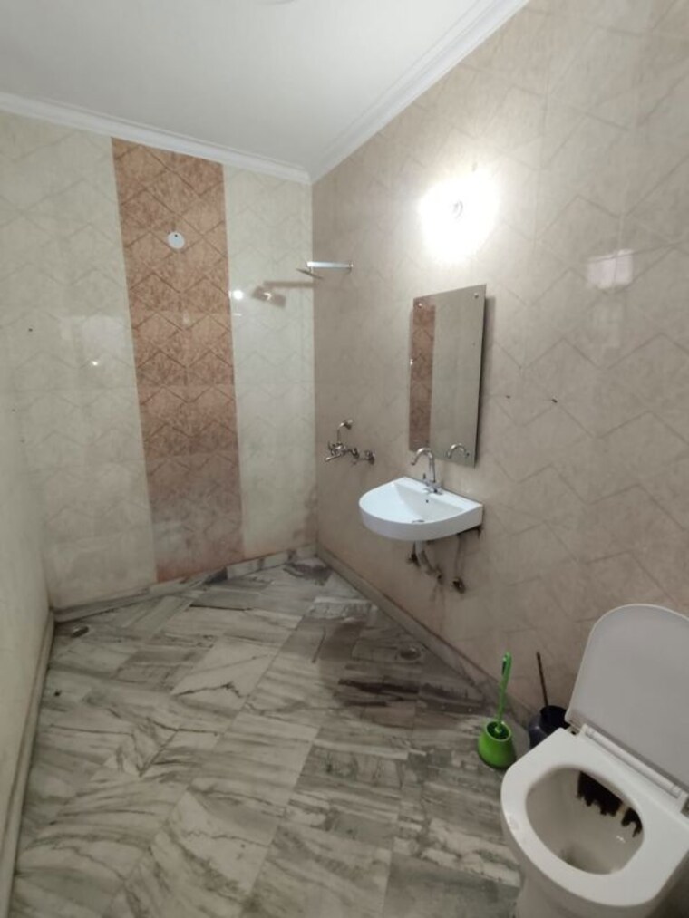 Bathroom, green fields colony 3 Bedroom 200 Sq.Yd. Builder Floor In Green Fields Colony Faridabad 9847959