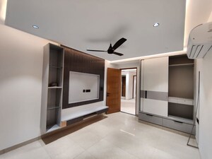 Room in 3 BHK Builder Floor at Green Fields Colony – for Rent