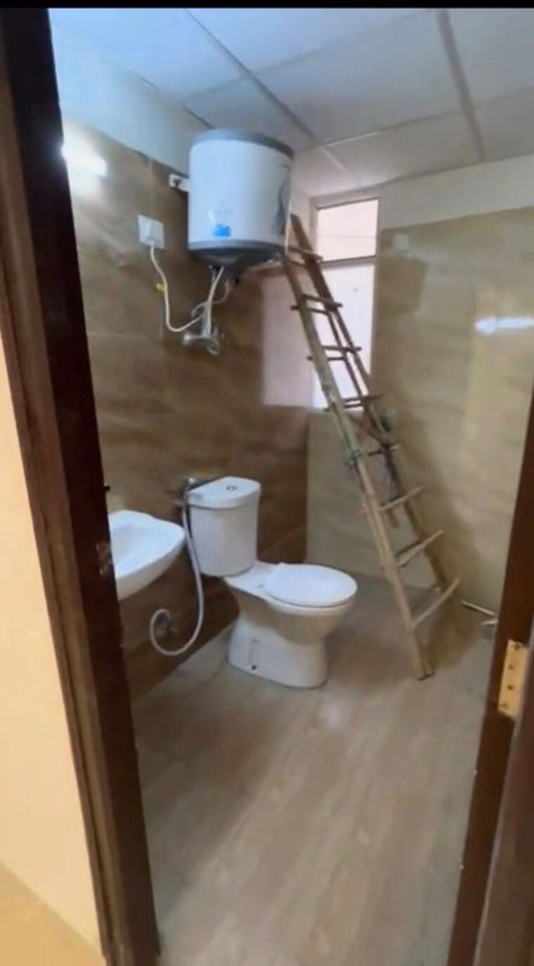 Bathroom, amrapali-crystal-homes 2.5 Bedroom 1370 Sq.Ft. Apartment In Sector 76 Noida 9848114