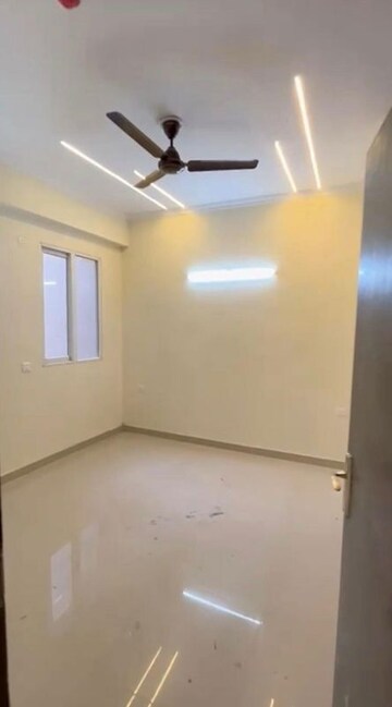 Room in 2.5 BHK Apartment at Amrapali Crystal Homes, Sector 76 – for Rent