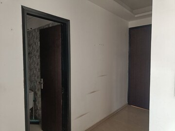 Room in 2.5 BHK Apartment at Elite Golf Green, Sector 79 – for Rent