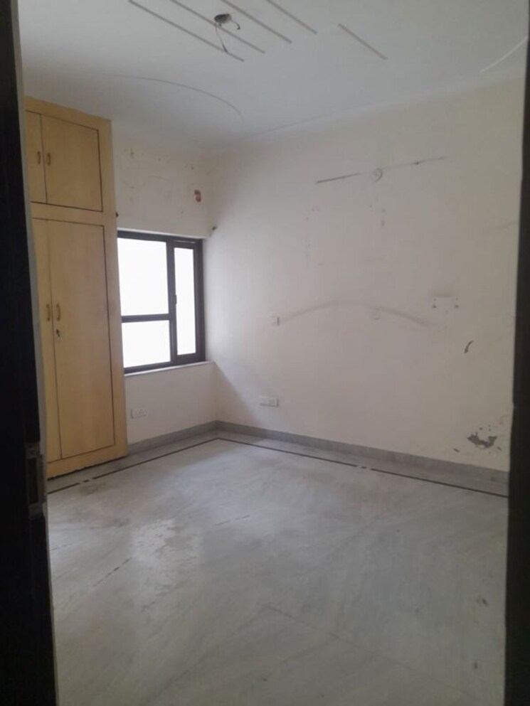 Room, sector 16 3 Bedroom 2150 Sq.Ft. Independent House In Sector 16 Faridabad 9848175