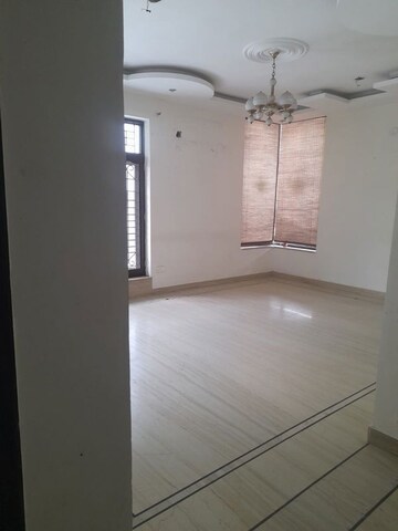 Room in 3 BHK Independent House at Sector 16 – for Rent