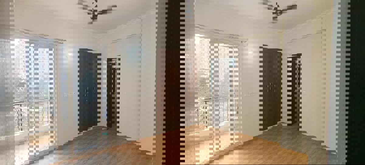 3 BHK 1700 Sq.Ft. Apartment in Amrapali Crystal Homes