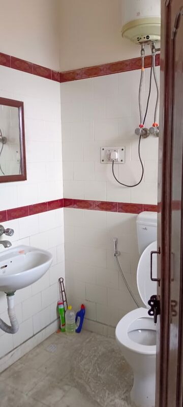 Bathroom in 1 BHK Independent House at Sector 16 – for Rent