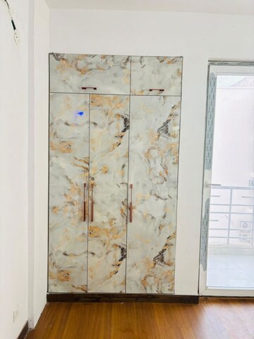 Room in 3.5 BHK Apartment at Omaxe Waterscapes, Gomti Nagar – for Rent