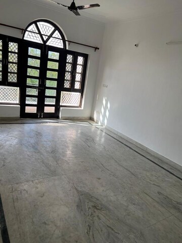 Room in 1 BHK Independent House at RWA Apartments Sector 26, Sector 26 – for Rent