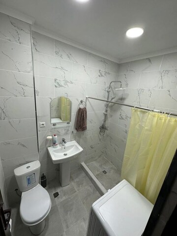 Bathroom in 4 BHK Apartment at Oberoi Realty Sky Heights, Andheri West – for Sale