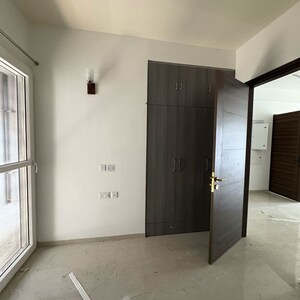 Room in 3.5 BHK Apartment at Smart World Orchard, Sector 61 – for Rent