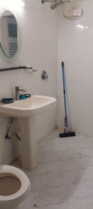 Bathroom in 3.5 BHK Apartment at Tarapore Gardens, Andheri West – for Rent