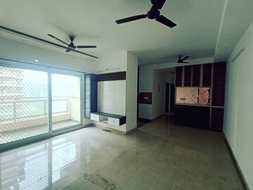Room in 3.5 BHK Apartment at Elite Golf Green, Sector 79 – for Rent
