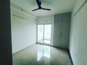Room in 3.5 BHK Apartment at Elite Golf Green, Sector 79 – for Rent