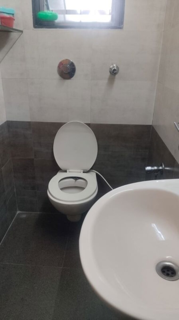Bathroom, shah-chheda-mahavir-ornate 4 Bedroom 2500 Sq.Ft. Apartment In Kopar Khairane Navi Mumbai 9848694