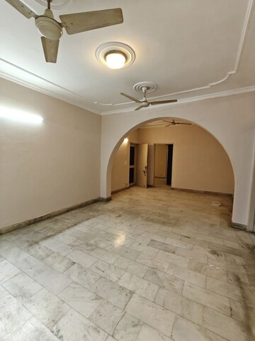 Building Lobby in 1 BHK Builder Floor at Ansal Sushant Lok I, Sector 43 – for Rent