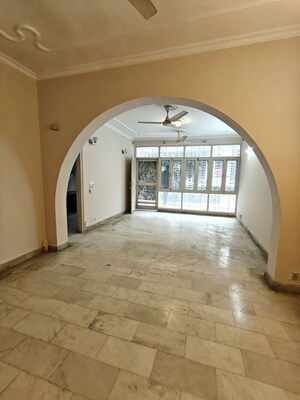 Building Lobby in 1 BHK Builder Floor at Ansal Sushant Lok I, Sector 43 – for Rent