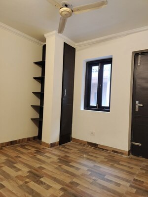 Room in 3 BHK Apartment at Vasant Kunj – for Rent