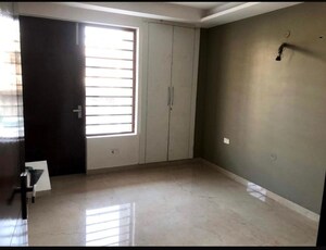 Room in 3 BHK Builder Floor at Sector 31 – for Rent