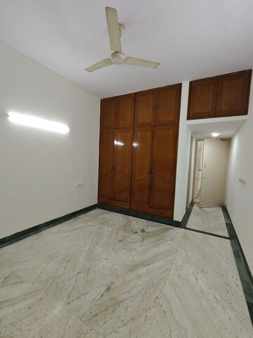 Room in 2.5 BHK Builder Floor at Ansal Sushant Apartments, Sushant Lok I – for Rent