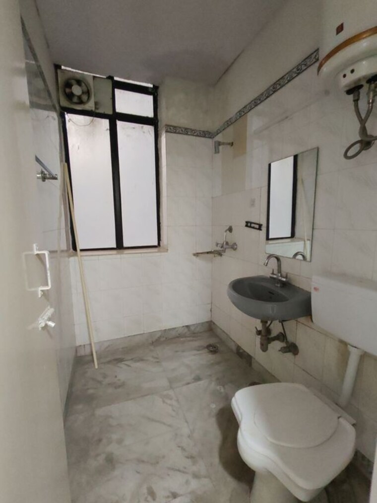 Bathroom, ansal-sushant-apartments 2.5 Bedroom 215 Sq.Yd. Builder Floor In Sushant Lok I Gurgaon 9848726