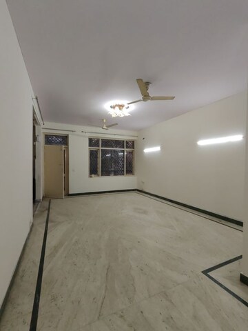 Room in 2.5 BHK Builder Floor at Ansal Sushant Apartments, Sushant Lok I – for Rent