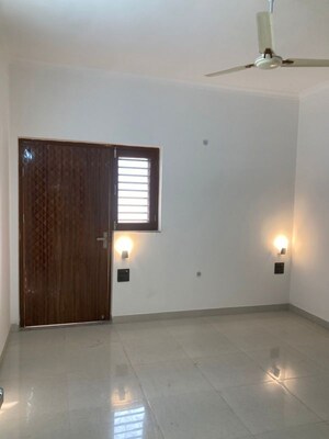 Room in 3 BHK Builder Floor at Indraprastha Colony – for Rent