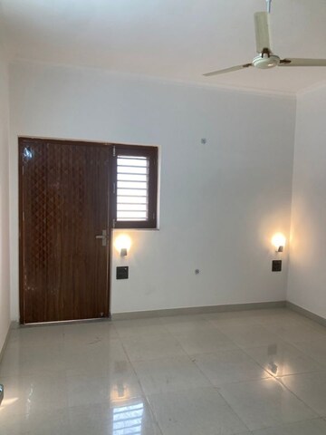 Room in 3 BHK Builder Floor at Indraprastha Colony – for Rent