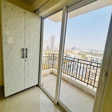 Room in 2 BHK Apartment at Signature Global Prime, Sector 63a – for Rent