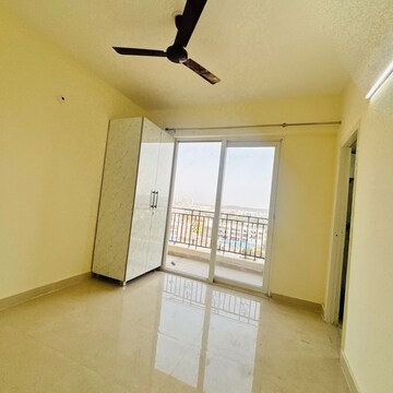 Room in 2 BHK Apartment at Signature Global Prime, Sector 63a – for Rent
