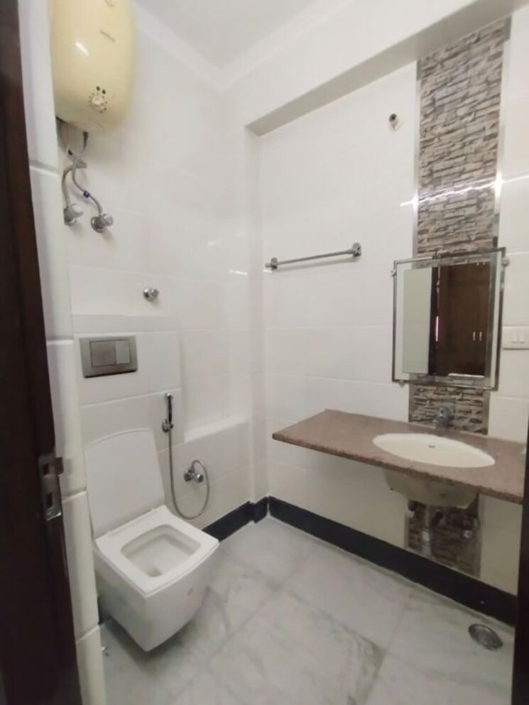 Bathroom, uday park 3 Bedroom 1953 Sq.Ft. Builder Floor In Uday Park Delhi 9848789