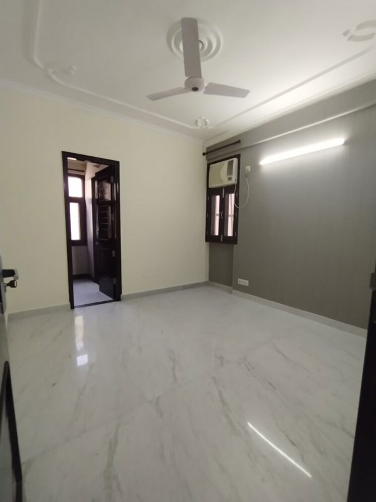Room, uday park 3 Bedroom 1953 Sq.Ft. Builder Floor In Uday Park Delhi 9848789
