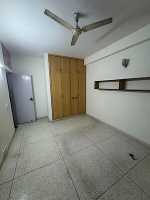 Room in 3 BHK Builder Floor at Unitech South City II, Sector 50 – for Rent