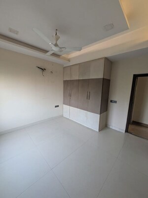 Room in 3 BHK Builder Floor at Sector 57 – for Rent