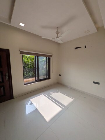 Room in 3 BHK Builder Floor at Sector 57 – for Rent