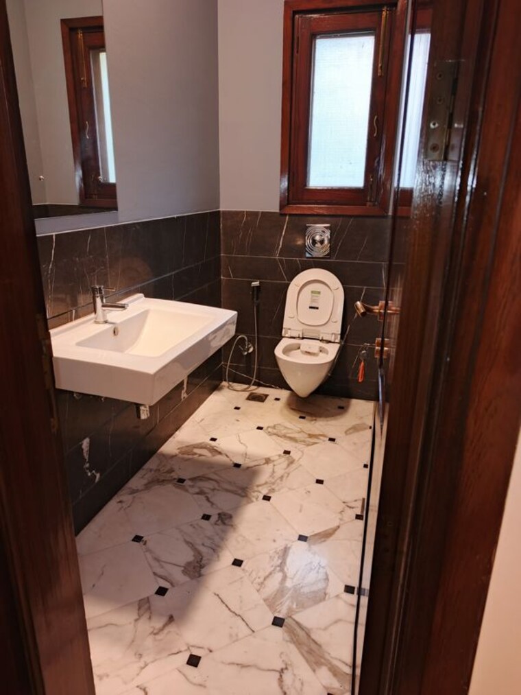 Bathroom, greater kailash ii 3 Bedroom 1800 Sq.Ft. Builder Floor In Greater Kailash ii Delhi 9848908
