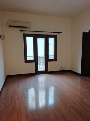 Room in 3 BHK Builder Floor at Greater Kailash ii – for Rent